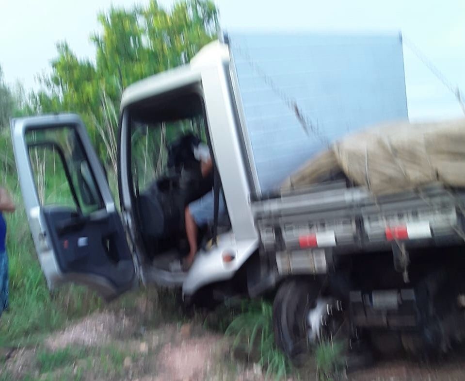 O caminhão ficou parcialmente destruído.