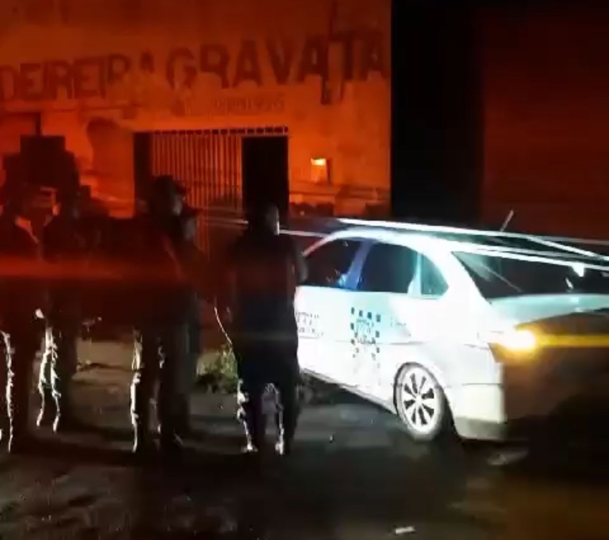 O homem colidiu com um poste, por volta de 22h de sexta-feira (19).