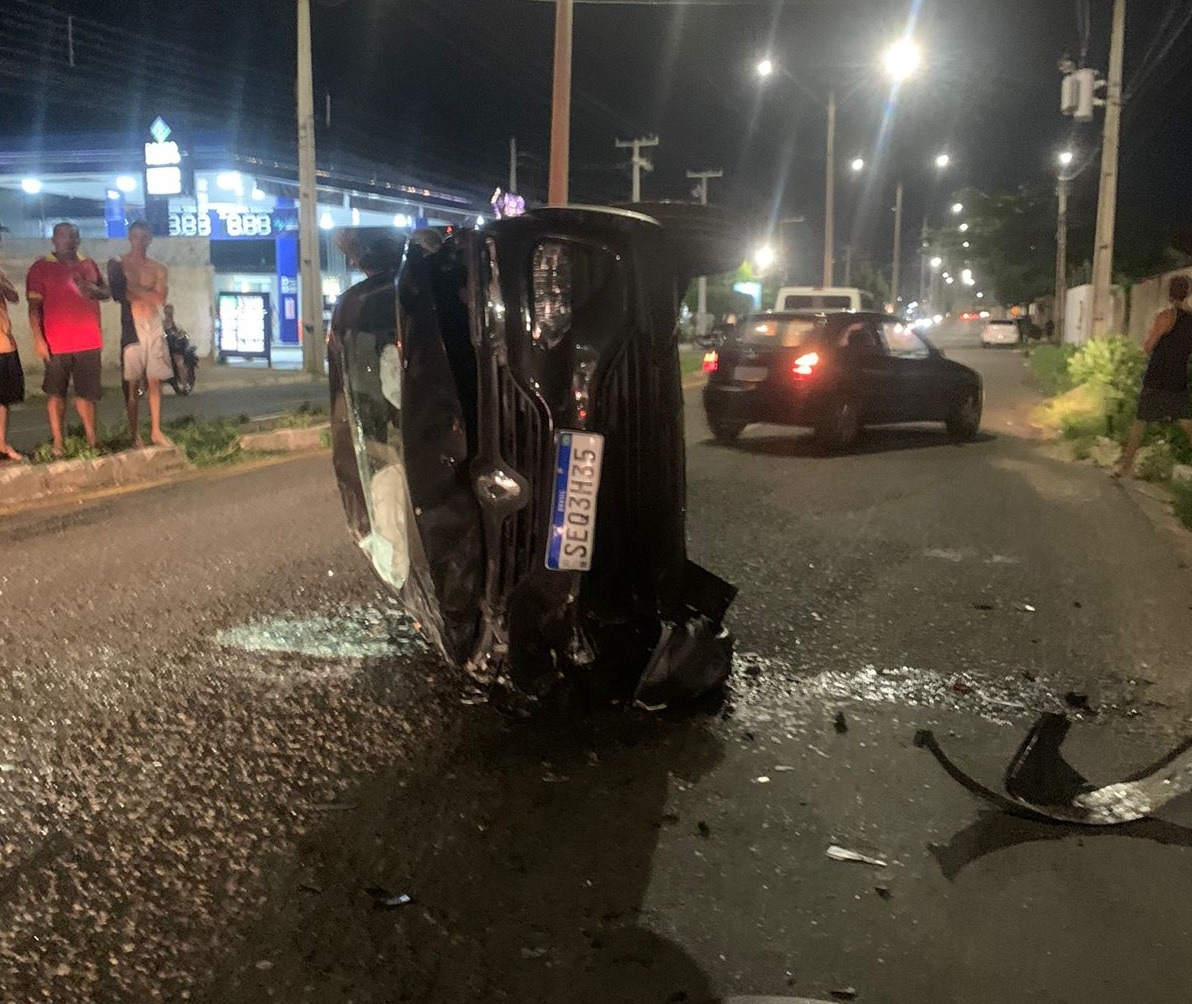 Os homens foram presos com dinheiro, armas de fogo, armas brancas e uma moto.