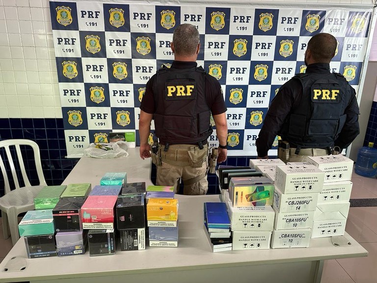 PRF apreende 120 cigarros eletrônicos e 424 telas de celular no Sul do Piauí.