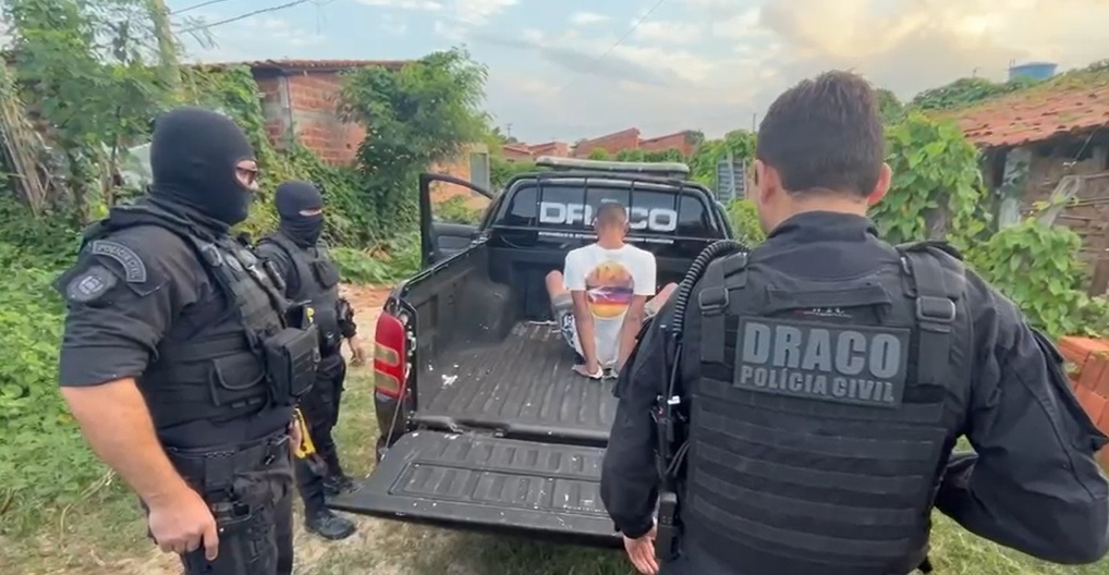 Um dos suspeitos foi preso com um celular escondido em um compartimento secreto.