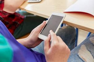 Projeto que proíbe uso de celulares em escolas avança na Assembleia Legislativa do Piauí. (Foto: lev dolgachov/Freepik)