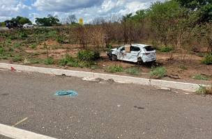 Mulher morre ao colidir com carreta em Dom Expedito Lopes. (Foto: ASCOM PF/PI)