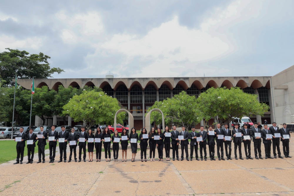 30 estudantes que exercerão o cargo de deputado estadual.