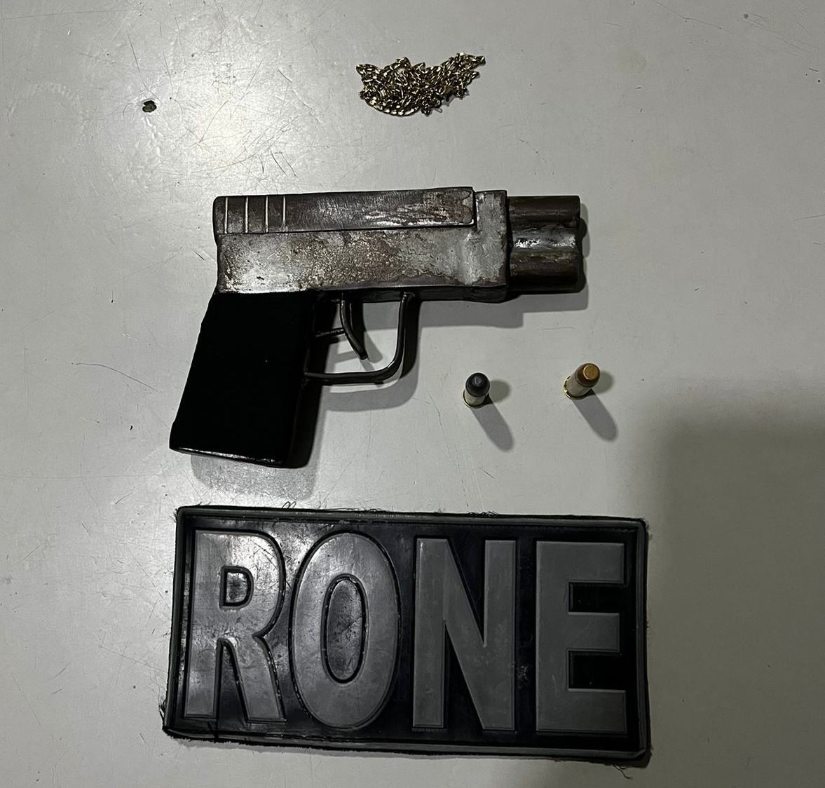 A arma foi apreendida e levada até a Central de Flagrante, junto aos menores.