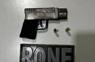 A arma foi apreendida e levada até a Central de Flagrante, junto aos menores. (Foto: PM-PI)