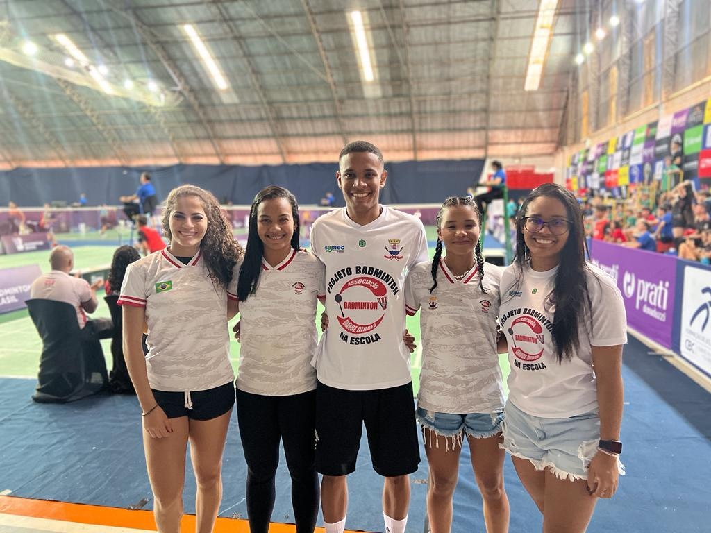Atletas de badminton promovem rifas para participarem de competição em SP.