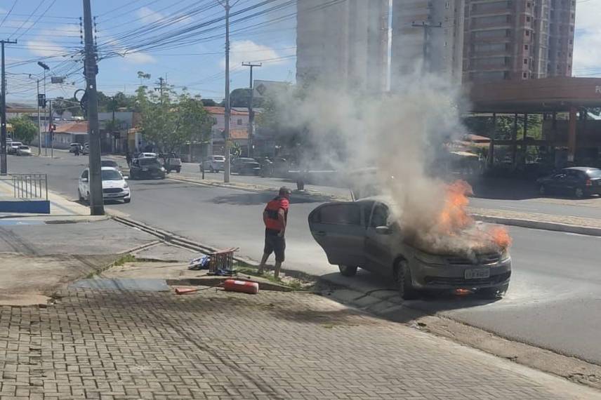 Carro pega fogo na zona Sul de Teresina