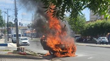 Carro pega fogo na zona Sul de Teresina (Foto: Rafael Santos)