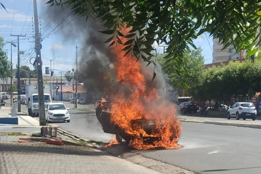 Carro pega fogo na zona Sul de Teresina