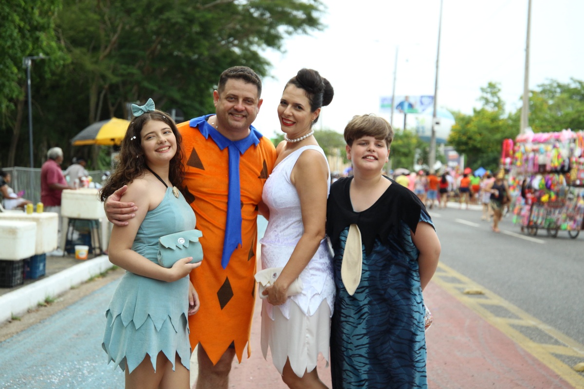 Família fantasiada de “Os Flinstones” no Corso de Teresina.