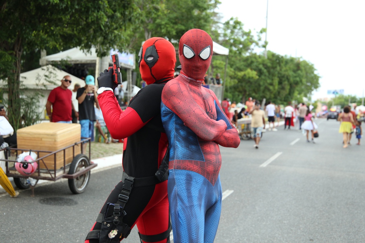 Foliões fantasiado de Homem-Aranha e Deadpool