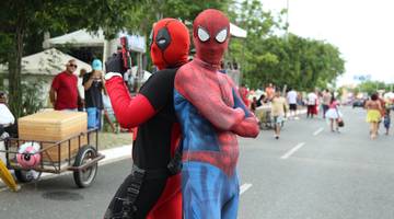 Foliões fantasiado de Homem-Aranha e Deadpool (Foto: Narcílio Costa / Correio Piauiense)