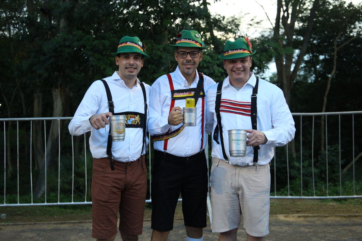 Foliões fantasiado de oktoberfest no Corso de Teresina 2024.
