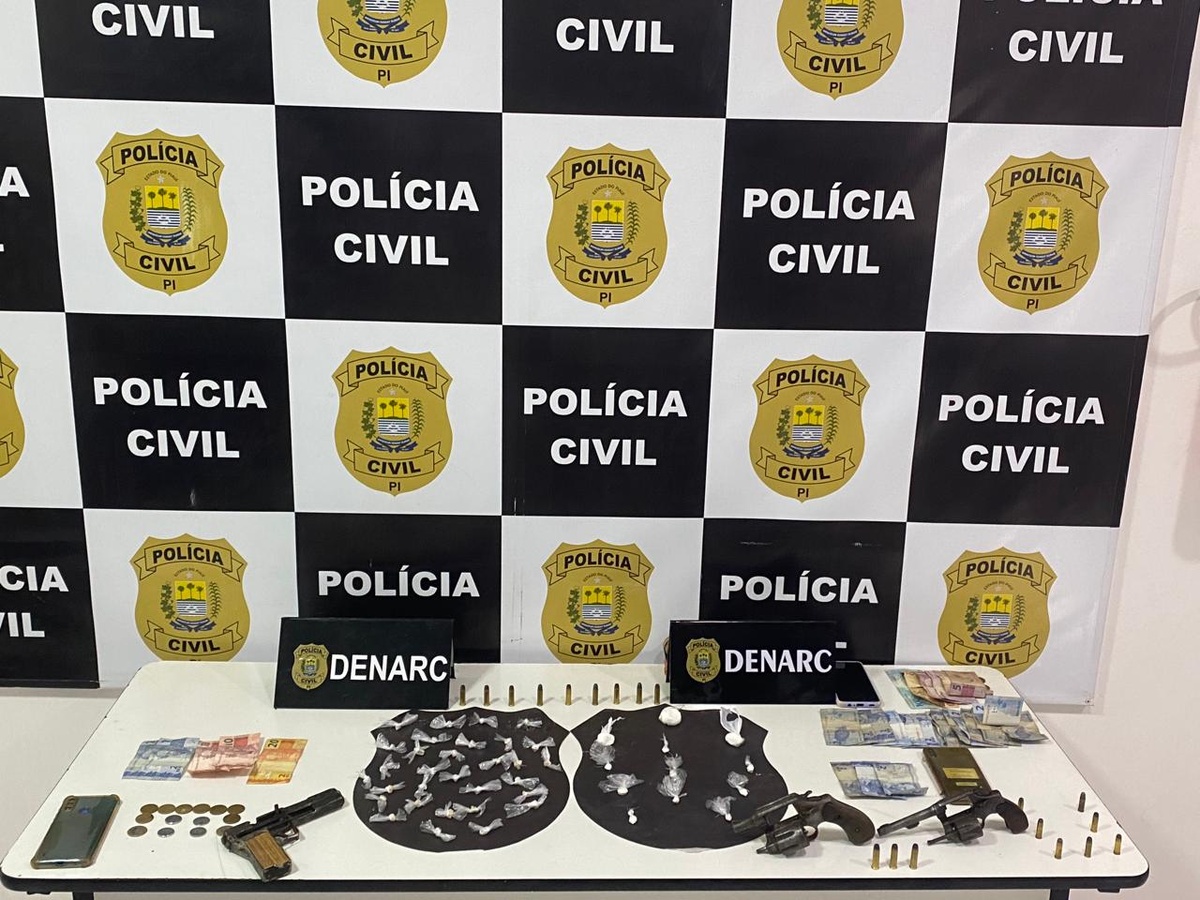 Foram apreendidas três armas de fogo, drogas embaladas para comercialização e motos