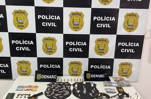 Foram apreendidas três armas de fogo, drogas embaladas para comercialização e motos (Foto: Reprodução/ ASCOM)