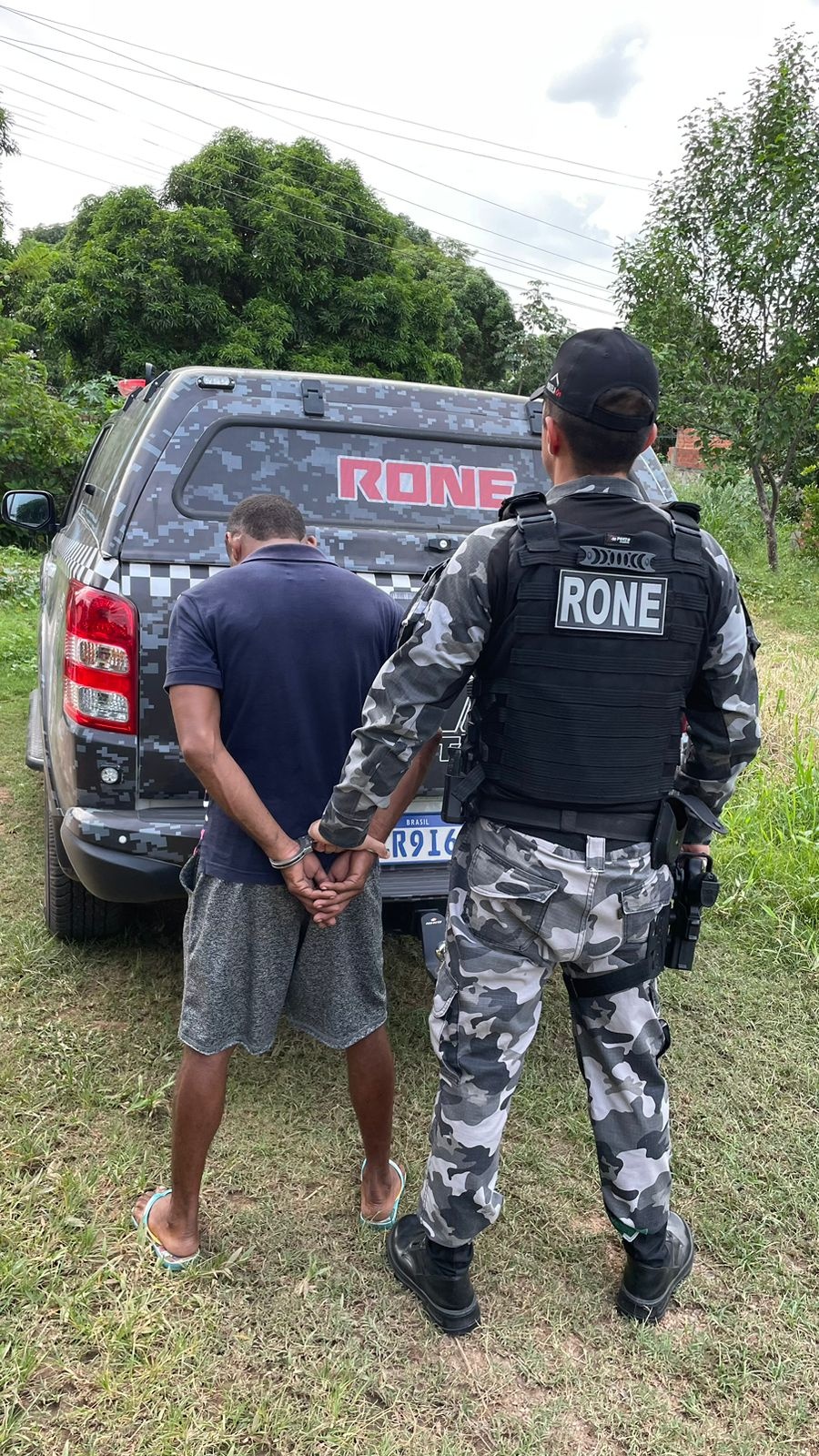 Homem preso com munições e drogas.