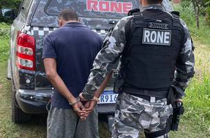 Homem preso com munições e drogas. (Foto: Ascom)