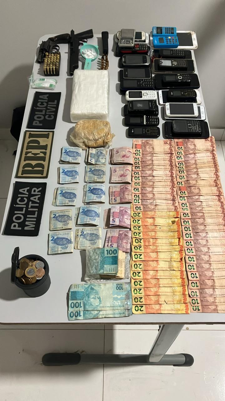 Materiais apreendidos durante a ação policial.