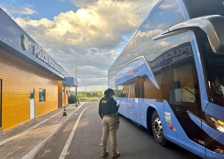 Mulher é presa em flagrante pela PRF após furtar objetos de passageiros em ônibus.