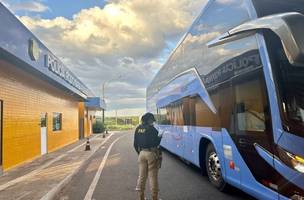 Mulher é presa em flagrante pela PRF após furtar objetos de passageiros em ônibus. (Foto: Reprodução/ PRF-PI)