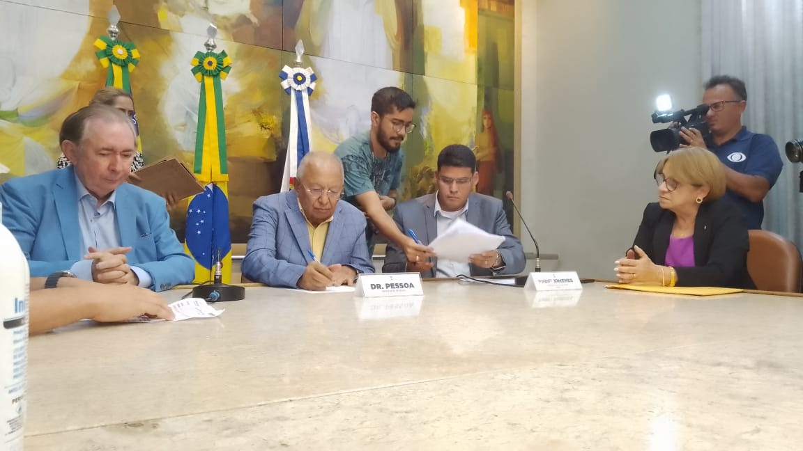 Na sessão, foi anunciado também o aumento que será dado aos professores da rede municipal.