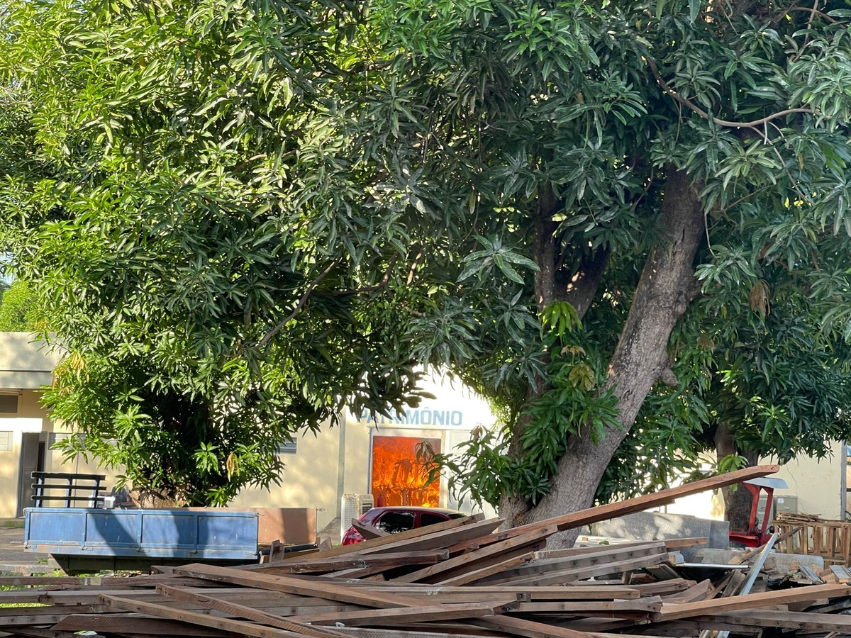 O fogo começou por volta das 07h30.