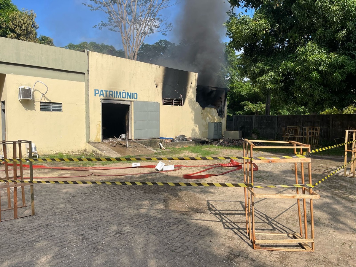 O local foi isolado pelos bombeiros, que isolaram o fogo.