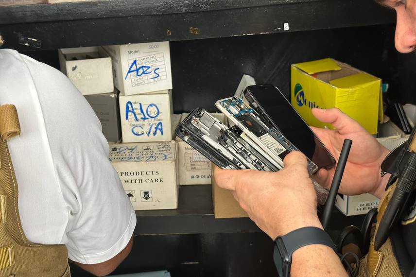Polícia fecha lojas suspeitas de vender celulares roubados em três cidades do PI.