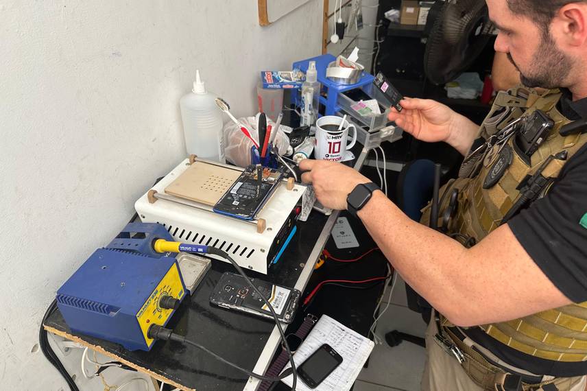 Polícia fecha lojas suspeitas de vender celulares roubados em três cidades do PI.