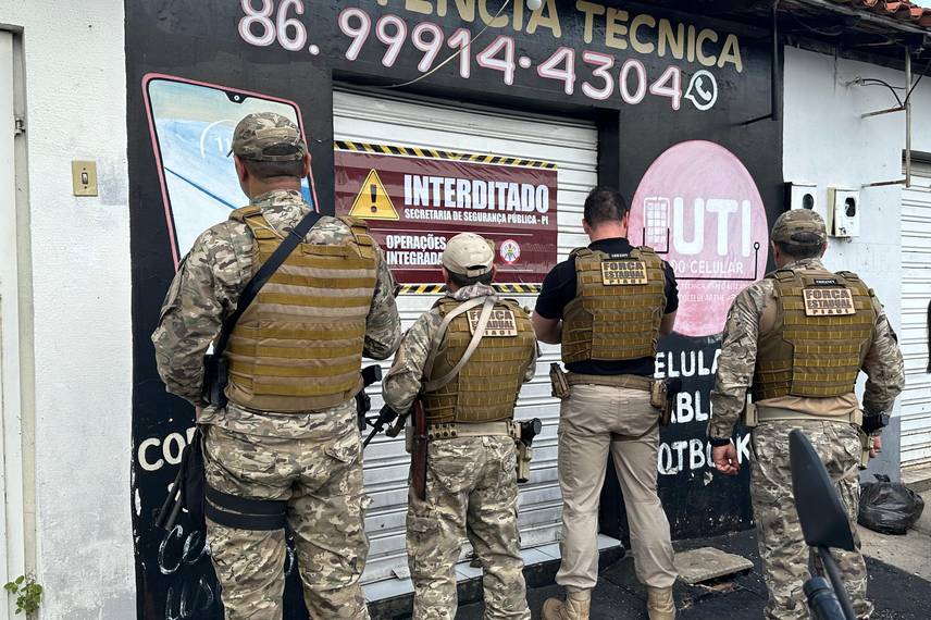 Polícia fecha lojas suspeitas de vender celulares roubados em três cidades do PI.