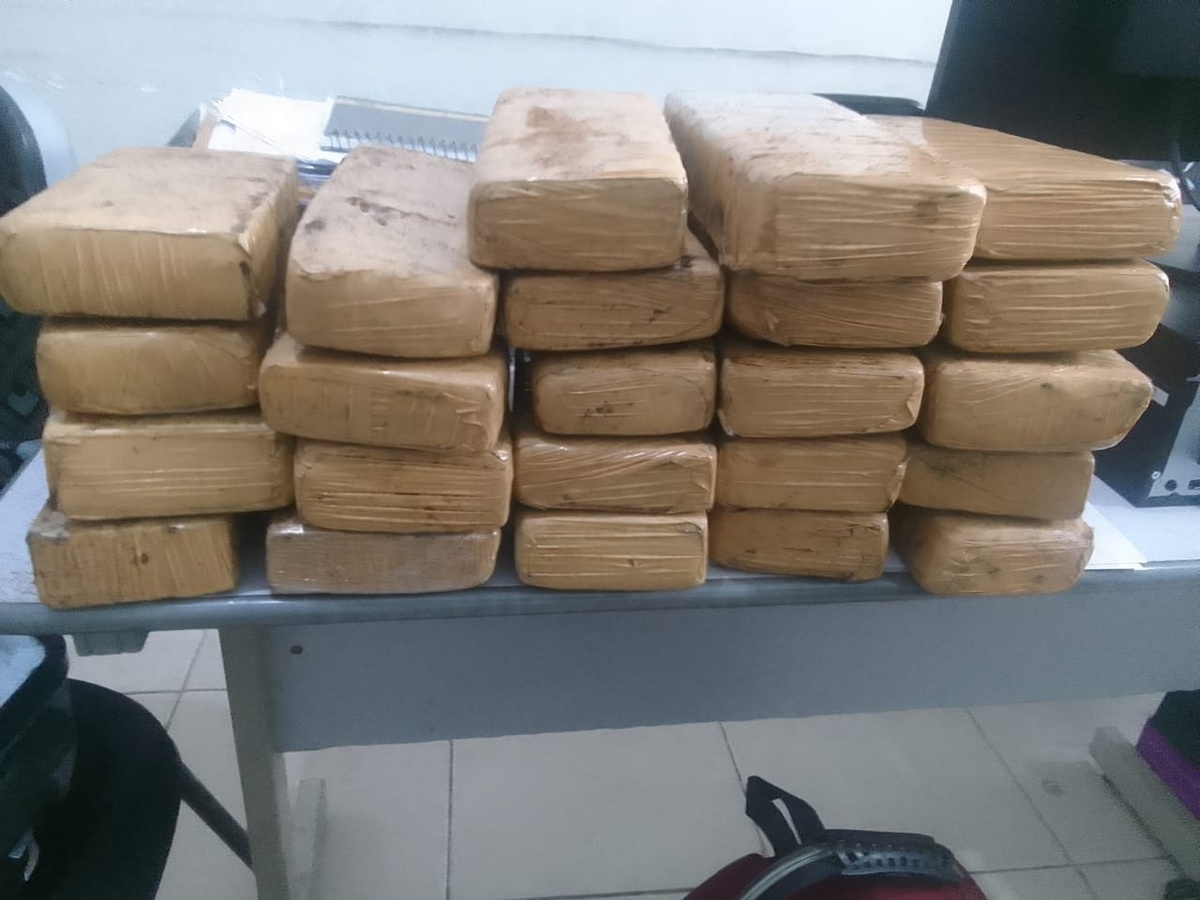 Polícia Militar prende homem com maconha dentro de mala em Floriano.
