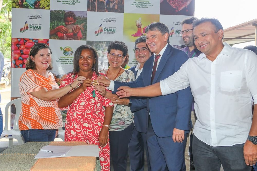 SAF entrega equipamentos para a mecanização da agricultura familiar.