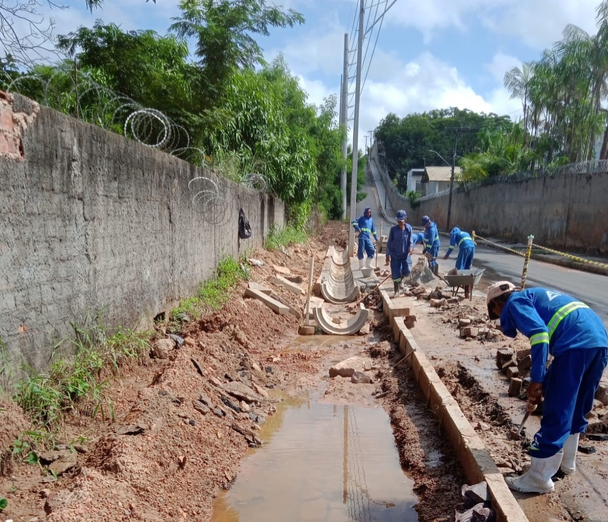 A obra, iniciada há cerca de 10 dias, busca mitigar os frequentes alagamentos.