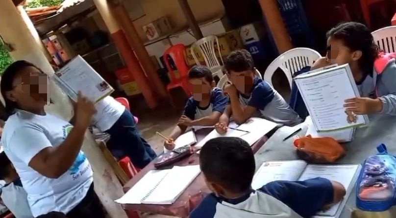 Bar vira sala de aula devido a condições precárias de estrada em Teresina.