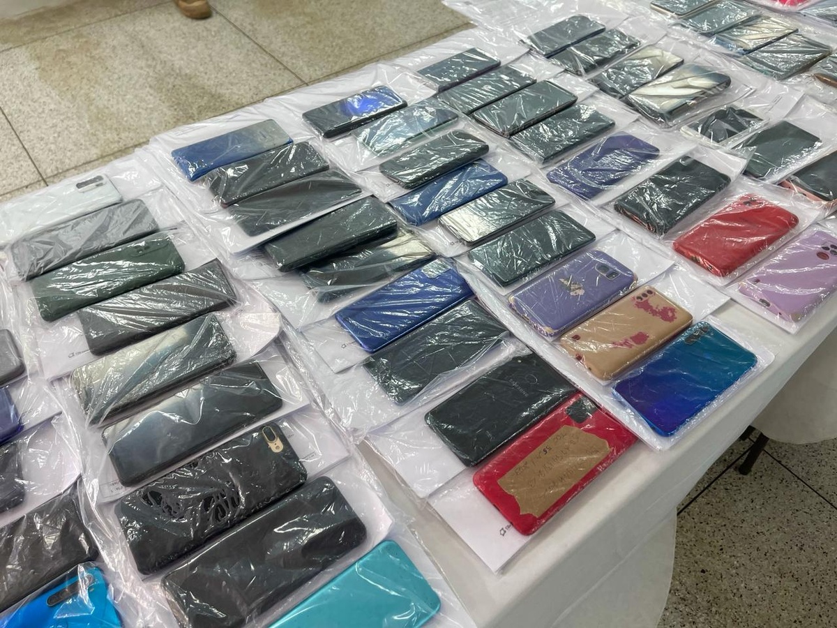 Celulares apreendidos.
