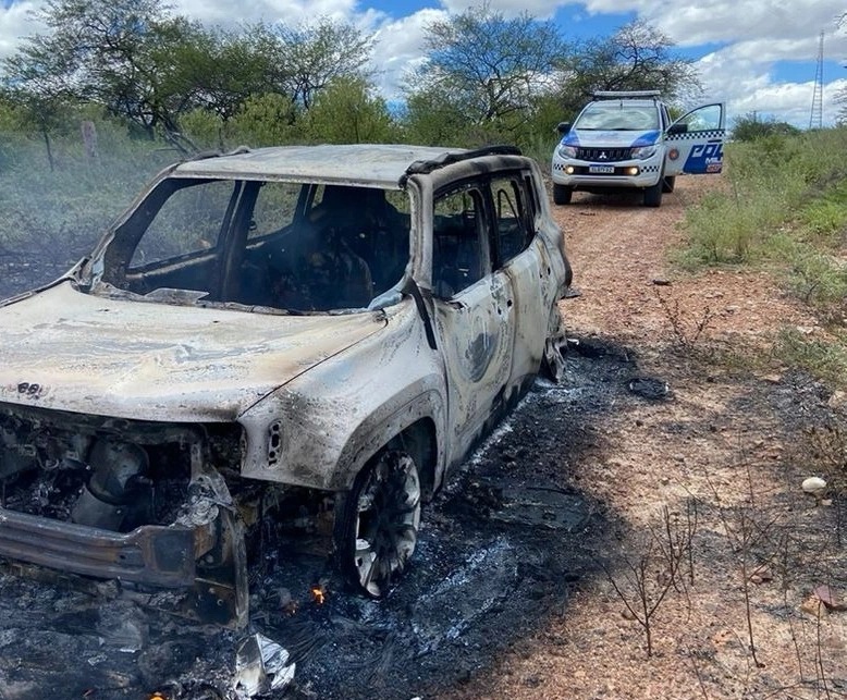 Corpos carbonizados são encontrados dentro de carro na divisa entre PI e PE.