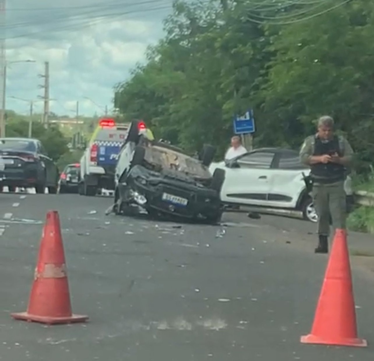 Dois carros colidem e deixam trânsito lento na Ponte Wall Ferraz.