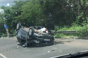 Dois carros colidem e deixam trânsito lento na Ponte Wall Ferraz. (Foto: Divulgação/ Internauta)