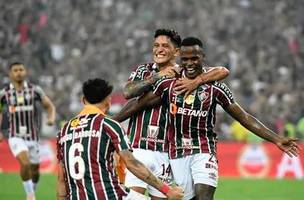 Elenco do Fluminense com a taça da Recopa Sul-Americana 2024, conquistada no Maracanã. (Foto: André Durão)