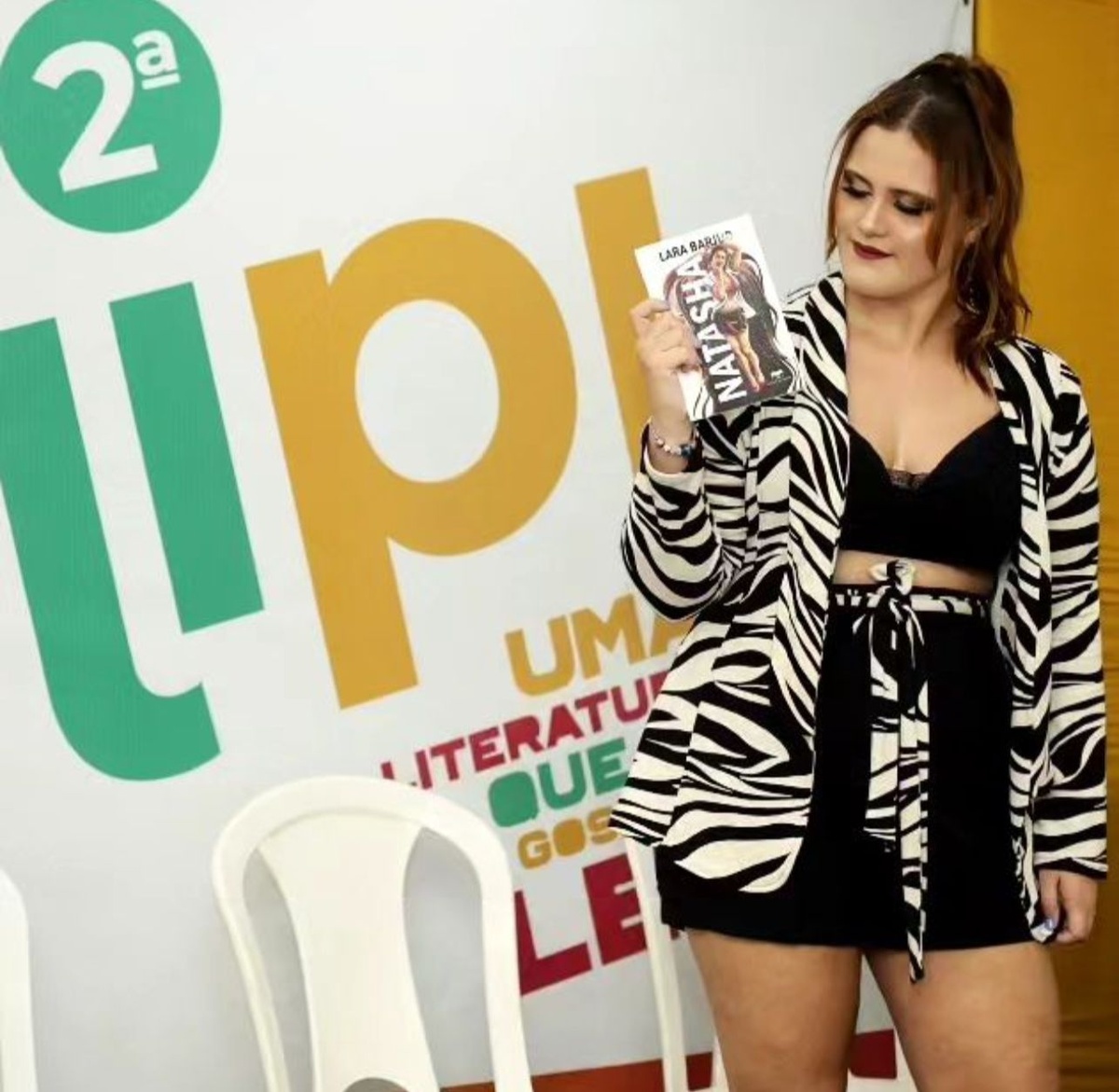 Escritora e estudante de jornalismo da UFPI, Lara Barjud.