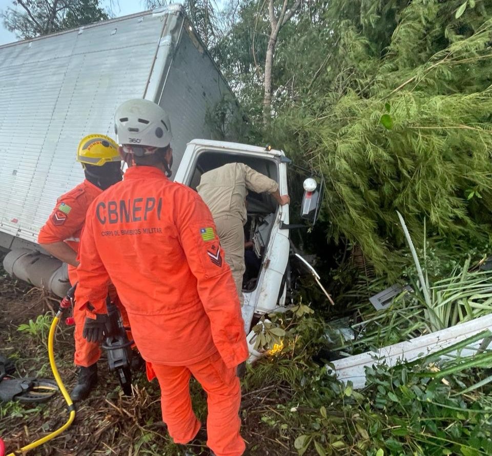 Homem fica gravemente ferido após acidente de caminhão.