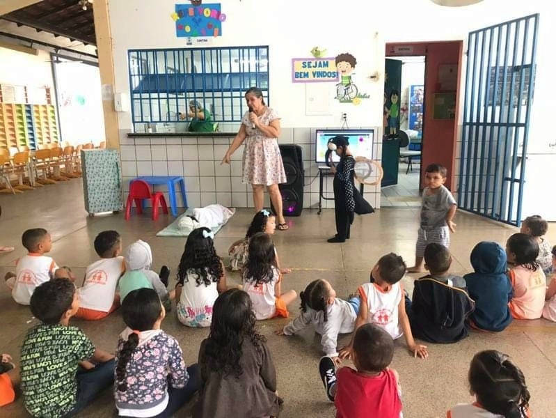Iniciativas educativas buscam conscientizar crianças sobre medidas preventivas.