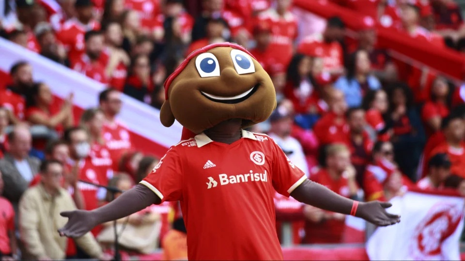 Intérprete de mascote do Internacional é indiciado por importunação sexual.