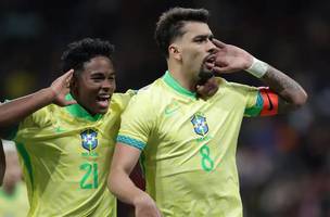 Lucas Paquetá e Endrick comemorando o gol de empate. (Foto: Rafael Ribeiro / CBF)