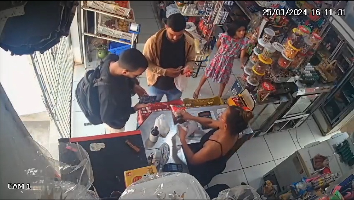 Momento em que o fotógrafo realiza o pagamento da compra.