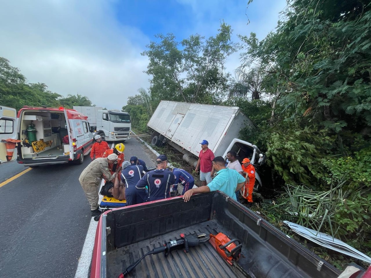 Motorista fica preso às ferragens de caminhão após dormir ao volante na BR-343.