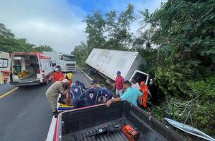 Motorista fica preso às ferragens de caminhão após dormir ao volante na BR-343. (Foto: Divulgação/ Corpo de Bombeiros)