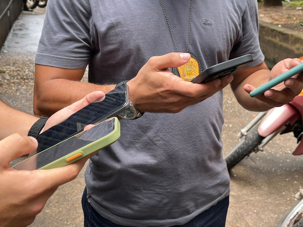 Operação apreende 16 celulares suspeitos de roubo ou furto.
