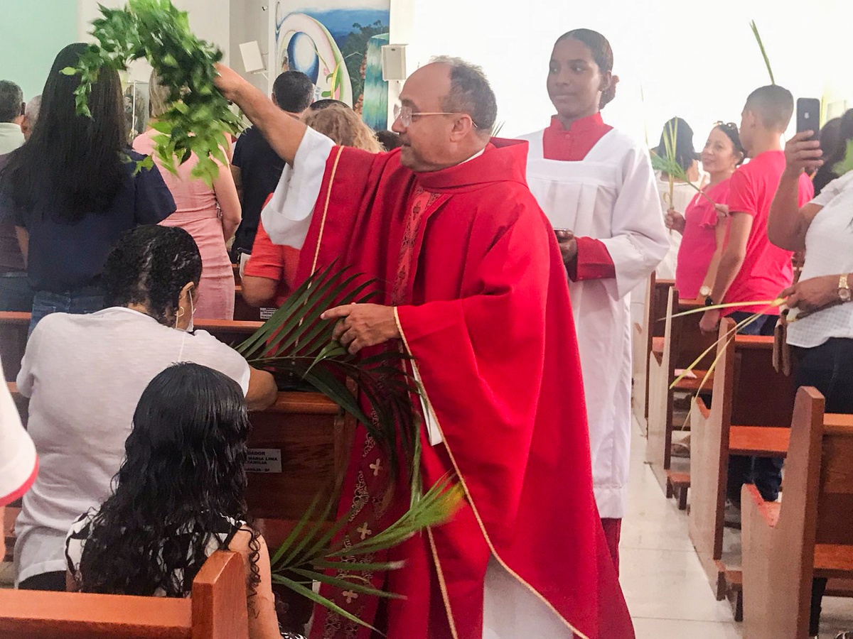 Padre Paulo em benção dos ramos.